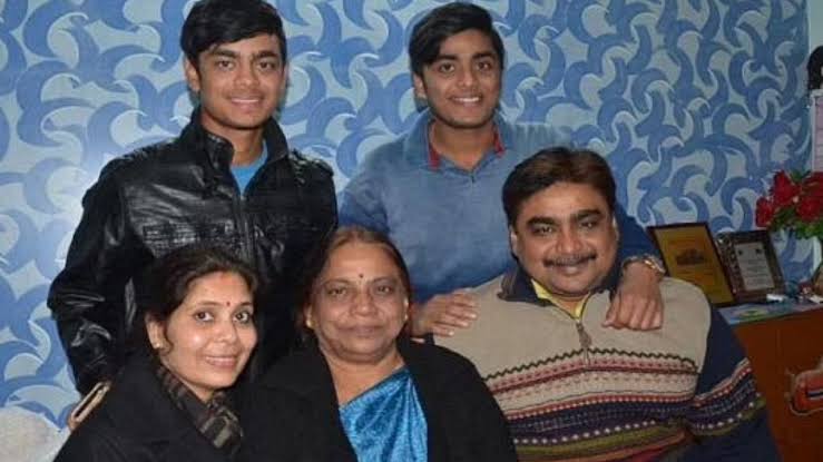 Ishan Kishan family photo, Ishan Kishan with his family photo