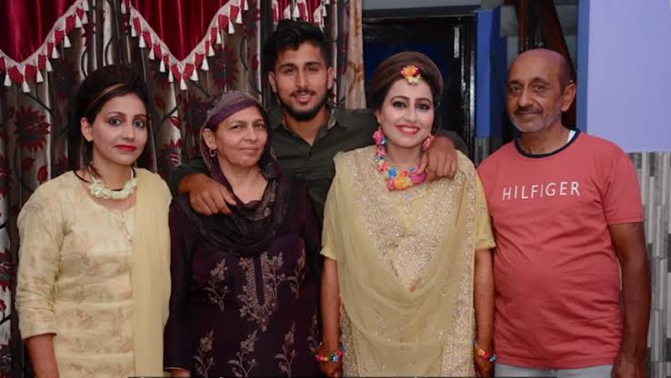 Umran Malik family photo, Umran Malik with his family 